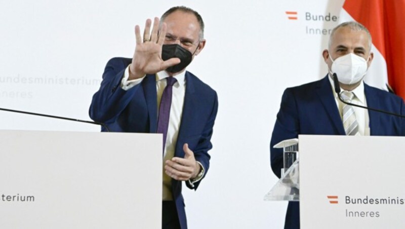 Innenminister Gerhard Karner (ÖVP) und Gerhard Braunschmidt (Landeskriminalamt Burgenland) (Bild: APA/HANS KLAUS TECHT)