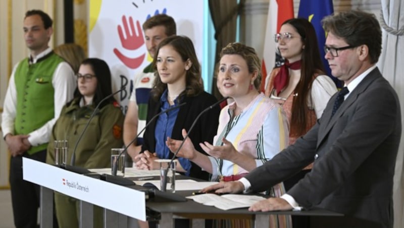 Integrationsministerin Susanne Raab (3.v.r.), Bildungsminister Martin Polaschek (r.) und Jugend-Staatssekretärin Claudia Plakolm (4.v.l.) am 12. Mai. (Bild: APA/HANS KLAUS TECHT)