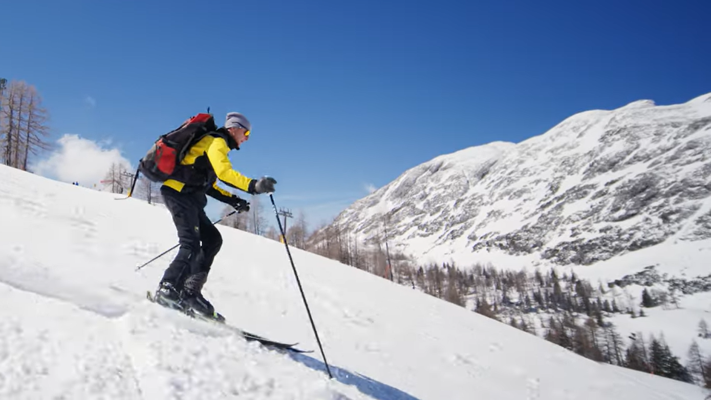 Helmut Edelmaier stellt auf Ski die Post zu (Bild: Screenshot/Amazon News)
