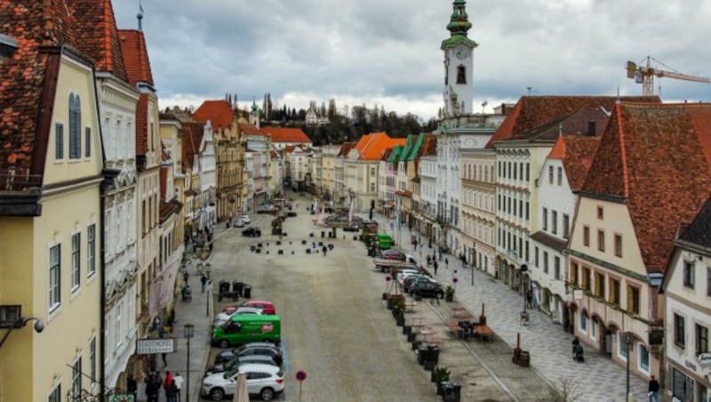 Der Stadtplatz heute: der Wiedererkennungswert zu den Bildern in den Büchern ist hoch. (Bild: Alexander Schwarzl)