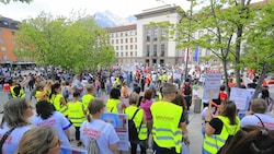 Mehr als 1000 Menschen versammelten sich am Tag der Pflege am Landhausplatz, um auf ihre Situation aufmerksam zu machen und bessere Arbeitsbedingungen einzufordern. (Bild: Christof Birbaumer / Kronenzeitung)