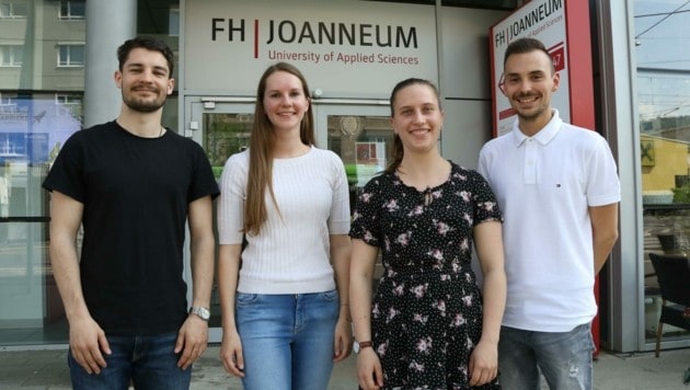 Noah Mandl, Corina Baumann, Katharina Drawetz und Stefan Ritz (v. l.) studieren an der FH Joanneum in Graz, wie man Menschen pflegt (Bild: Jauschowetz Christian)