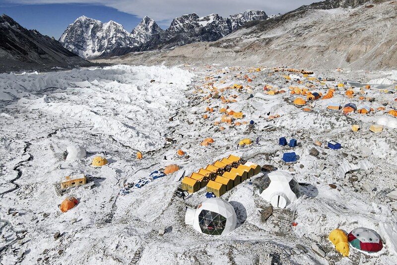 Zelte in einem Camp am Mount Everest (Bild: TASHI LAKPA SHERPA / AFP)