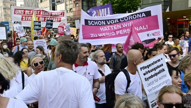 Manifestación en Austria por más personal de enfermería, buen trabajo y salario justo.  (Imagen: APA/HANS PUNZ)