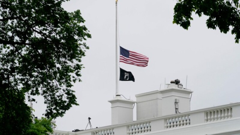 Auf dem Weißen Haus in Washington sind die Flaggen im Andenken an die Corona-Toten auf halbmast gesetzt worden. (Bild: Associated Press)