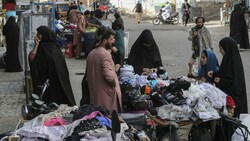 Frauen kaufen an einem Straßenstand in Herat Kleidungsstücke. Die Taliban verhängten einige der härtesten Einschränkungen für Afghanistans Frauen seit ihrer Machtergreifung. (Bild: AFP)