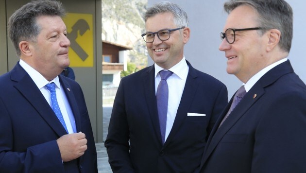 LH Platter mit Finanzminister Magnus Brunner und Gemeindeverbands-Präsident Ernst Schöpf (Bild: Birbaumer Christof)