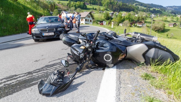 Sowohl der BMW als auch die Kawasaki wurden bei dem Unfall beträchtlich beschädigt. (Bild: Bernd Hofmeister, Krone KREATIV)