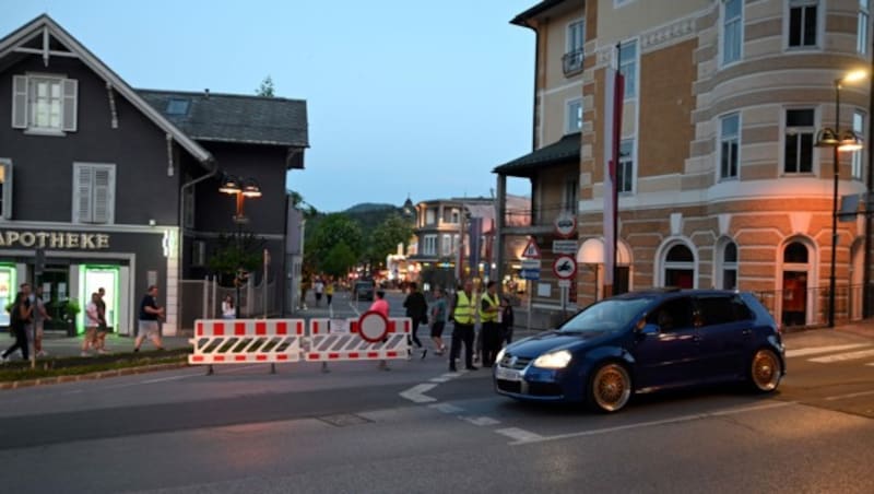 Im Ortskern von Velden wurden bereits Straßensperren aufgestellt, um ein Verparken zu verhindern (Bild: Hermann Sobe)