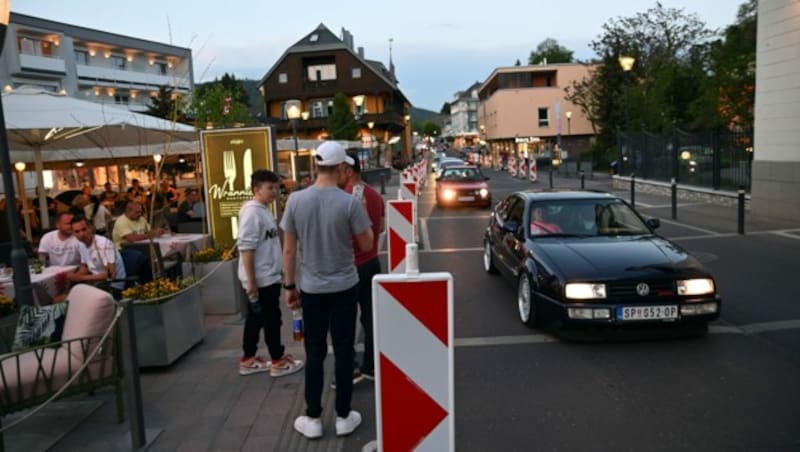 Da tut sich schon einiges im Ortskern von Velden. Ein GTI nach dem nächsten brummt durch das Tourismusörtchen. (Bild: Hermann Sobe)