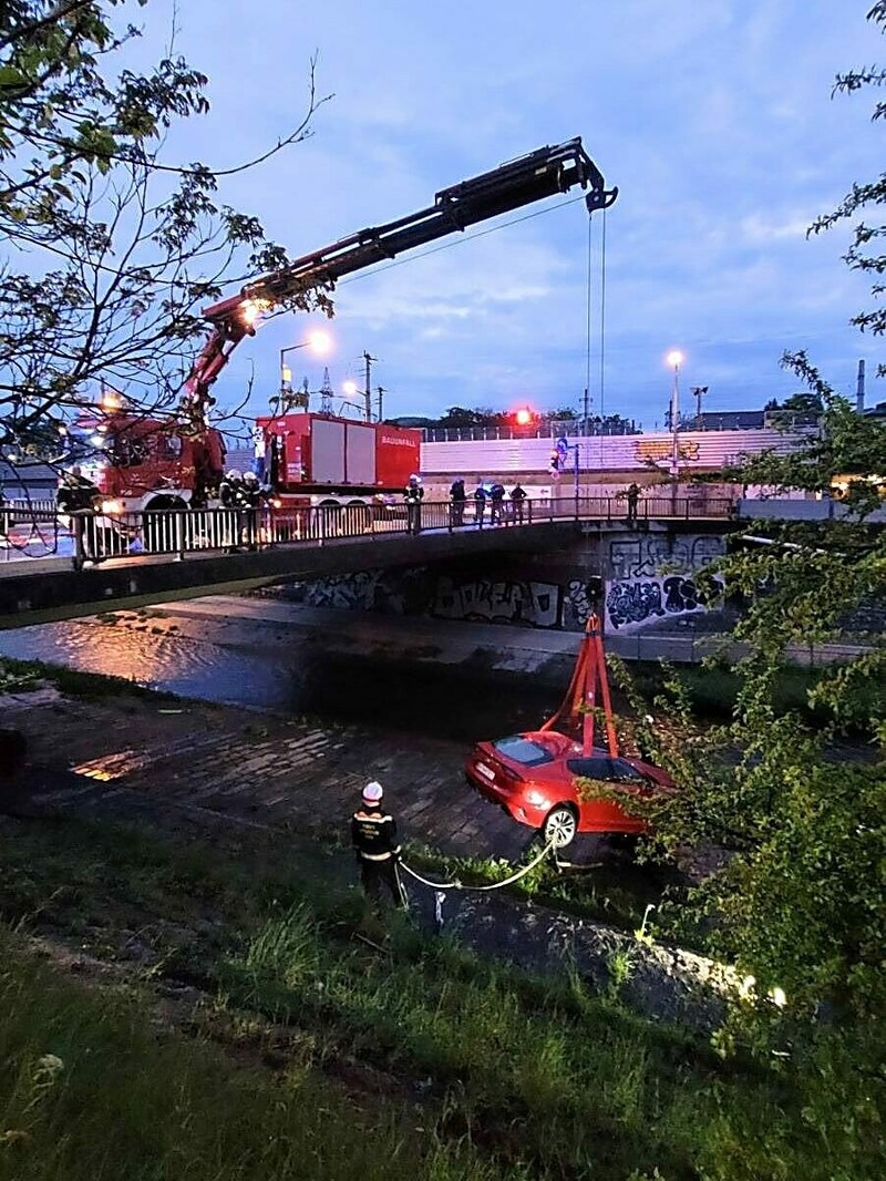 Der Fahrer des roten Pkw erlitt einen Schock und Verletzungen. (Bild: Stadt Wien/Feuerwehr )