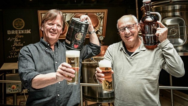 Im noch druckfrischen Bierguide wurden fürs Brauhaus fünf Krügerln vergeben. Stefan und Gerhard freuen sich. (Bild: EVELYN HRONEK)
