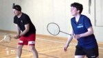 Jenny Ertl zeigt „Krone“-Podcaster Patrick Jochum in „Einwürfe hautnah“ Badminton-Tricks. (Bild: zVg/JOMO KG)