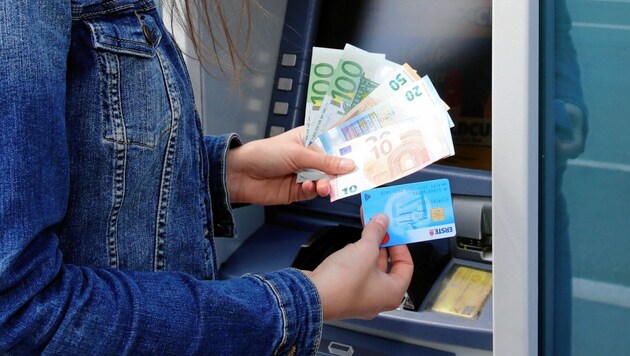 Der Mann hab Geld beim Bankomat ab. (Bild: Klemens Groh)