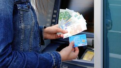 In der Stadt selbstverständlich, am Land oft mühsam: Geld beheben am Bankomat. (Bild: Klemens Groh)