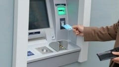 Bargeld und damit der Zugang zu kostenfreien Bankomaten sind für die wenigsten Tiroler wegzudenken.  (Bild: Christian Jauschowetz)