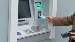 Bargeld und damit der Zugang zu kostenfreien Bankomaten sind für die wenigsten Tiroler wegzudenken.  (Bild: Christian Jauschowetz)