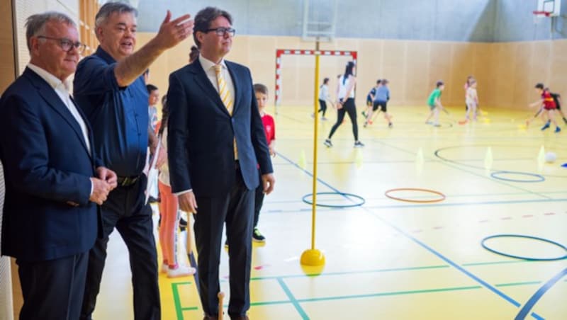 Sport-Austria-Präsident Hans Niessl, Sportminister Kogler, Bildungsminister Polaschek (v.l.) bei der Präsentation der neuen "Bewegungseinheit" - im Turnsaal einer Wiener Schule (Bild: APA/GEORG HOCHMUTH)