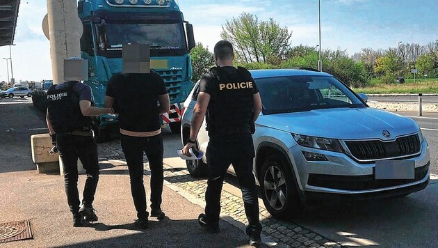 Am Grenzübergang in Drasenhofen wurde der gesuchte Mörder den tschechischen Kollegen übergeben. (Bild: Polizei)