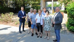 FPÖ-Gemeinderat Stefan Berger, verzweifelte Anrainer sowie der blaue Wohnbausprecher Michael Niegl (Bild: Jöchl Martin)