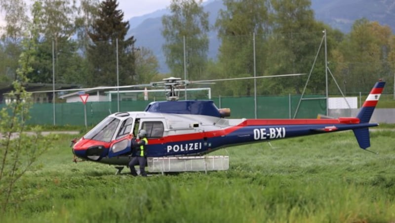 Ein Polizeihubschrauber unterstützte die Suche nach dem Täter. (Bild: Roland Hölzl)