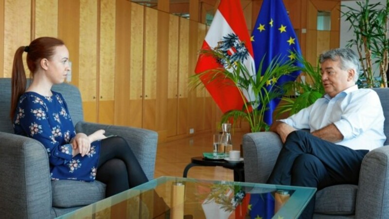 Vizekanzler Werner Kogler (Grüne) in seinem Büro im Gespräch mit „Krone“-Redakteurin Sandra Schieder (Bild: Klemens Groh)