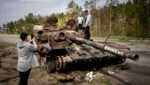 Zwei Brüder werden auf einem zerstörten russischen Panzer fotografiert. (Bild: Associated Press)