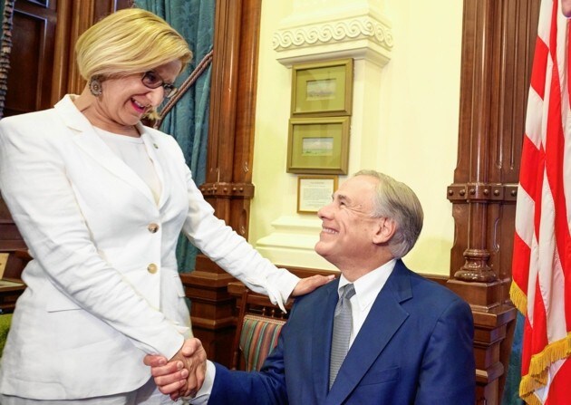 Niederösterreichs Landeshauptfrau Johanna Mikl-Leitner wurde im Capitol von Texas von Gouverneur Greg Abbott (im Rollstuhl) empfangen. (Bild: NLK Pfeiffer)