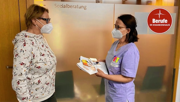 DGKP Michaela Ibel (re) von der Abteilung Sozialberatung und Entlassungsmanagement berät Patienten über mögliche Unterstützungen nach deren Entlassung. (Bild: zVg)