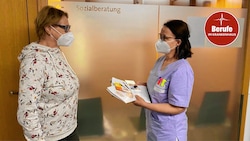 DGKP Michaela Ibel (re) von der Abteilung Sozialberatung und Entlassungsmanagement berät Patienten über mögliche Unterstützungen nach deren Entlassung. (Bild: zVg)