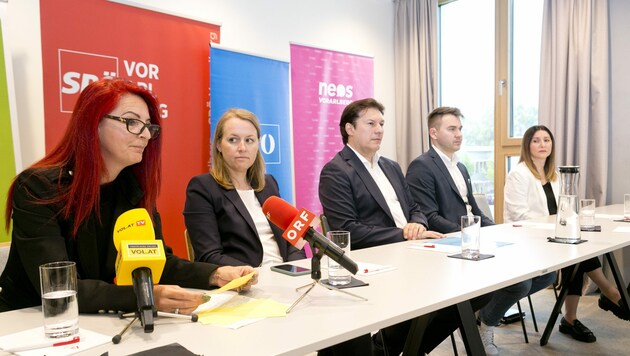 Die Oppositionsvertreter (v. li.) Manuela Lang (SPÖ), Christine Bösch-Vetter (Grüne), Martin Fitz (FPÖ), Mathias Schwabegger (Neos) und Derya Okurlu (HAK) forderten von der ÖVP Transparenz. (Bild: Mathis Fotografie)