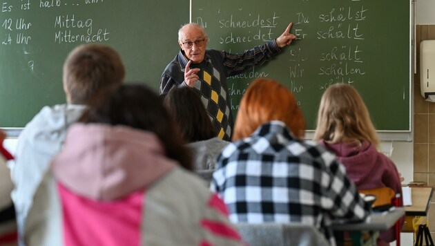Die ukrainischen Schüler folgen dem Unterricht von Rudolf Hüttner immer aufmerksam (Bild: Wenzel Markus)