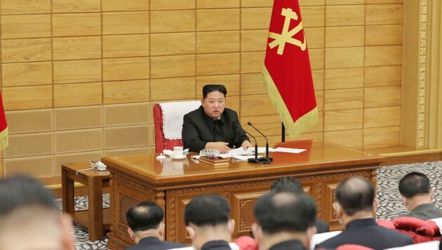 Nordkoreas Machtinhaber Kim Jong Un bei einer Dringlichkeitssitzung (Bild: AP)