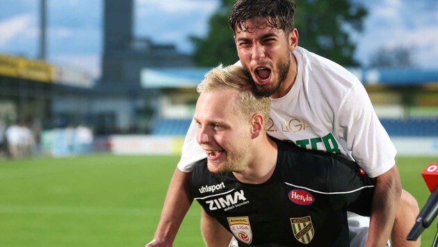 Lustenau-Goalie Schierl (vorne) jubelte mit seinen Teamkollegen. (Bild: GEPA pictures/ Armin Rauthner)