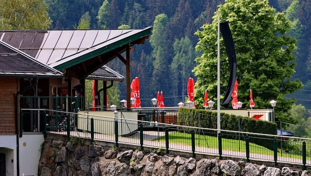 Eine schwarze Fahne beim geschlossenen Hinkelsteinbad in Piesendorf (Bild: Hölzl Roland)