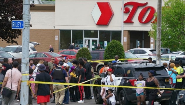 Vor diesem Supermarkt in Buffalo wurden am Samstag mehrere Menschen bei einer Schießerei getötet. (Bild: AP)