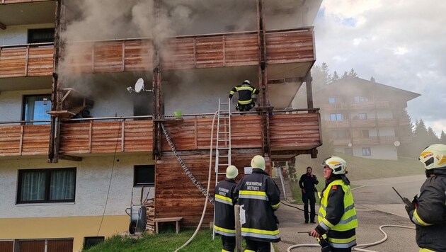 Als die Feuerwehren eintrafen, kam bereits dichter Rauch aus einem Fenster. (Bild: FF Metnitz)