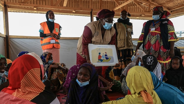 Mitglieder einer NGO in Kamerun, die der Flüchtlingshochkommissar Grandi besucht hat (Bild: AFP)