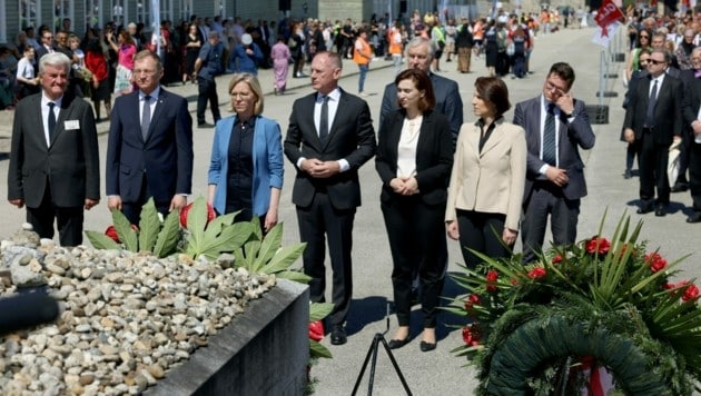 (desde la izquierda) Helmut Edelmayr (Comité de Mauthausen), OÖ-LH Thomas Stelzer (ÖVP), Ministra Leonore Gewessler (Verdes), Ministra Gerhard Karner (ÖVP), Ministra Alma Zadic (Verdes), Ministra de la UE Karoline Edtstadler (ÖVP) (imagen : EQUIPO FOTOKERSCHI.AT/HANNES DRAXL)