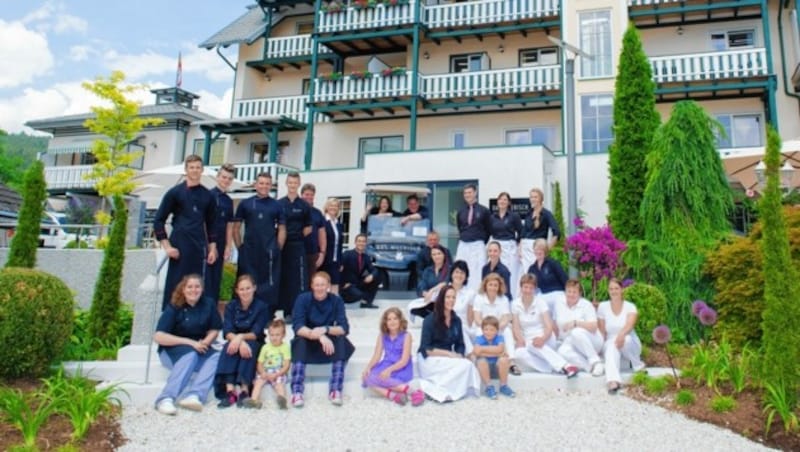 Die Crew im Hotel Mörisch in Seeboden mit Chef Sigi Mörisch (hinten im Wagerl) ist für die Saison gerüstet. (Bild: © Franz Gerdl)