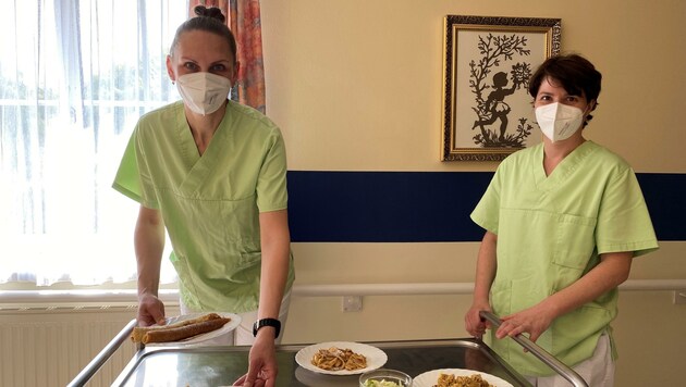 Bereits bestens umgeschult und nun in der Pflege im Einsatz sind die Heimhelferinnen Nina Kurdizka und Monika Eder. (Bild: Peter Hauser)
