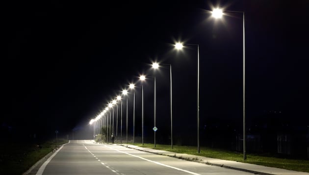 In Zukunft sollen in Oberösterreich Straßenbeleuchtungen in der Nacht abgedreht werden (Symbolbild). (Bild: RECO/stock.adobe.com)