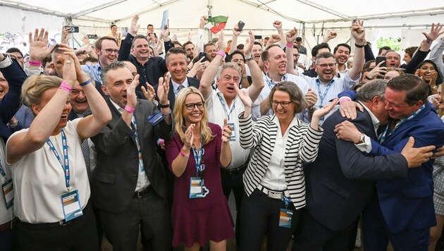 Freude im Lager der CDU nach der ersten Hochrechnung (Bild: AFP)