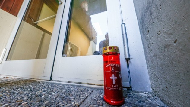 Eine Kerze vor jenem Wohnhaus in Parsch, wo sich am 6. April eine Bluttat ereignet hat. (Bild: Tschepp Markus)