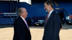 12. Juni 2017: König Felipe von Spanien (re.) lächelnd mit seinem Vater Juan Carlos im Stadion Vicente Calderon in Madrid. (Bild: AFP)