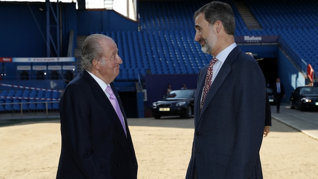 12. Juni 2017: König Felipe von Spanien (re.) lächelnd mit seinem Vater Juan Carlos im Stadion Vicente Calderon in Madrid. (Bild: AFP)