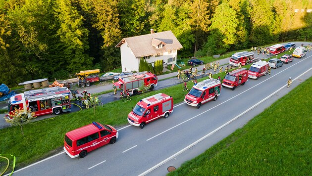 Die Feuerwehren des Großwalsertals waren am Sonntag im Großeinsatz. (Bild: Bernd Hofmeister)