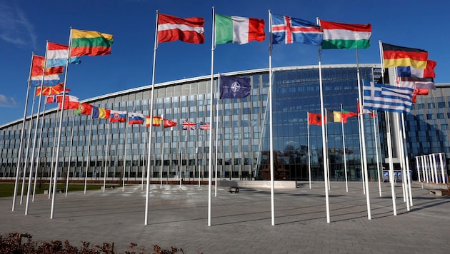 Flaggen vor dem NATO-Hauptquartier in Brüssel (Bild: AP)