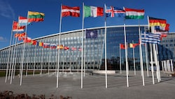 Flaggen vor dem NATO-Hauptquartier in Brüssel (Bild: AP)