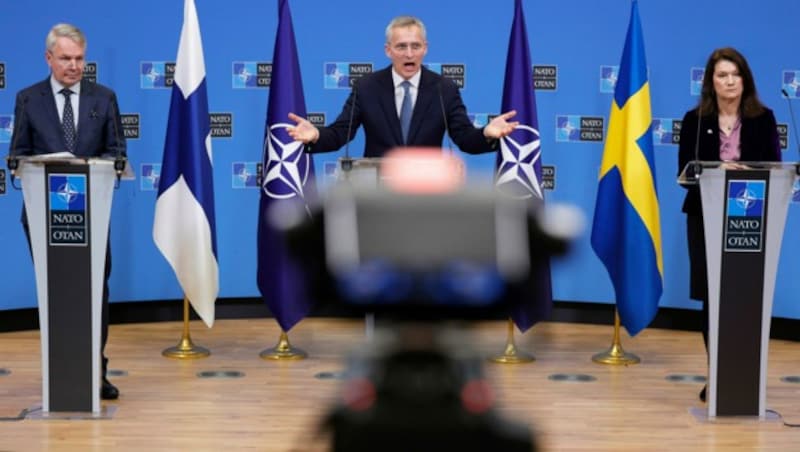 NATO-Generalsekretär Stoltenberg flankiert von Finnlands Außenminister Haavisto und Schwedens Außenministerin Linde (Bild: AP)